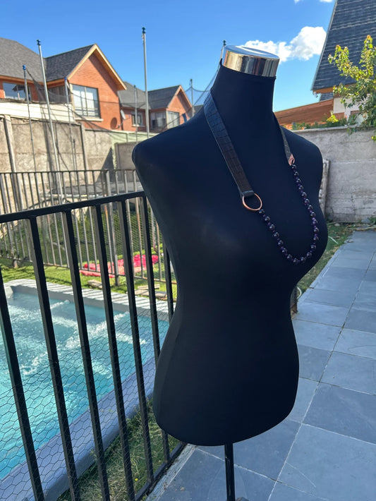 Collar de Cuero Negro Texturado con Cobre y Amatista