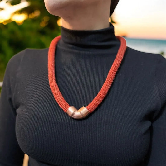 Collar de Cobre Tejido Simona Rojo Triaura