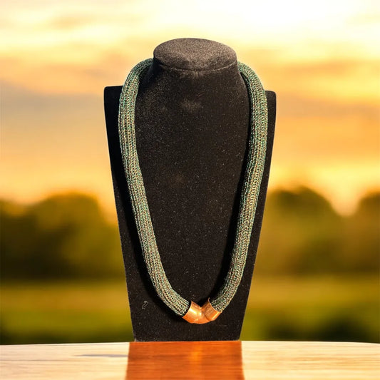 Collar de Cobre Tejido Simona Verde Esmeralda Triaura