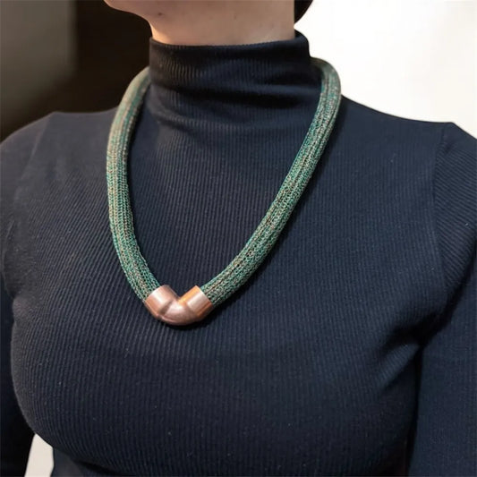 Collar de Cobre Tejido Simona Verde Esmeralda Triaura